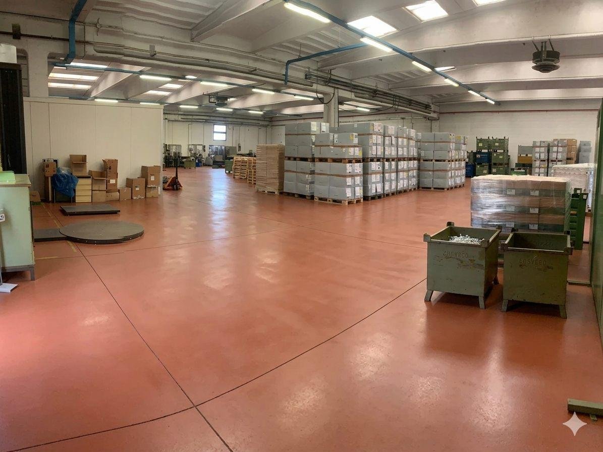 Interno del capannone Spazio+ con bancali e scaffalature