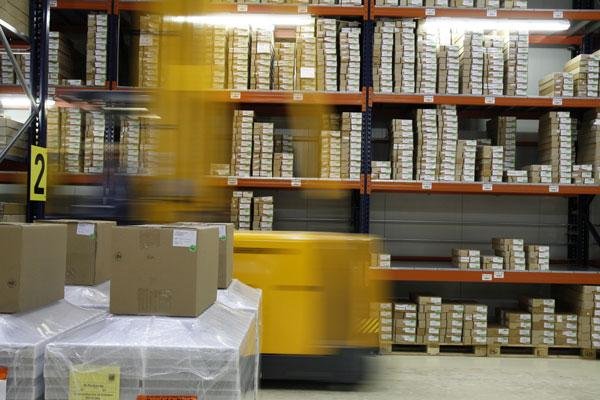 Muletto al lavoro nel capannone Spazio+ a Biassono